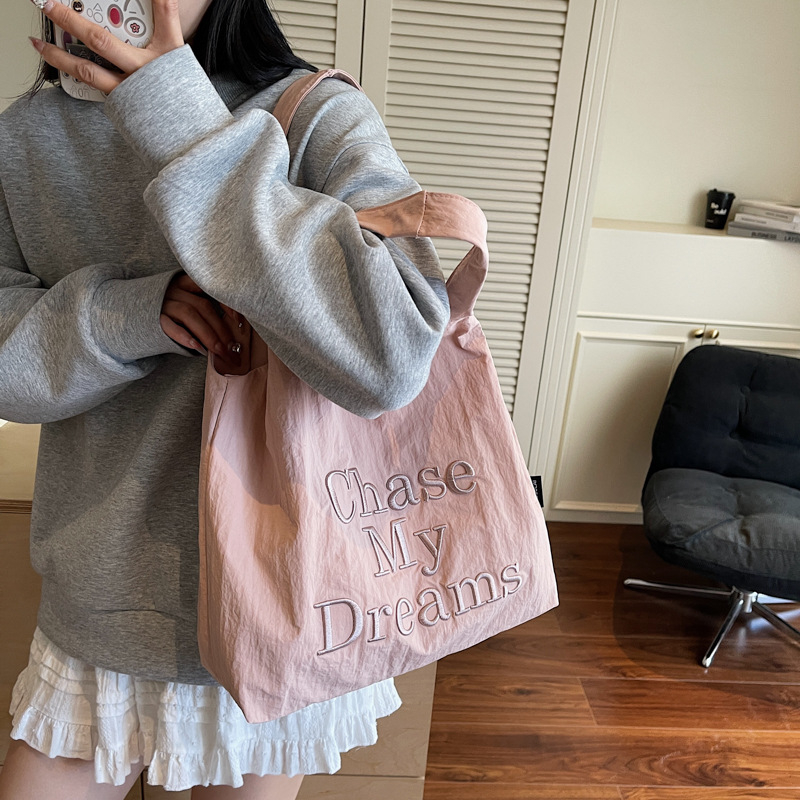 Geantă de pânză tote pentru relaxare și călătorii, căptușeală din nylon, formă orizontală pătrată, închidere cu cataramă, buzunar intern pentru telefon, o curea de umăr, Vara 2025