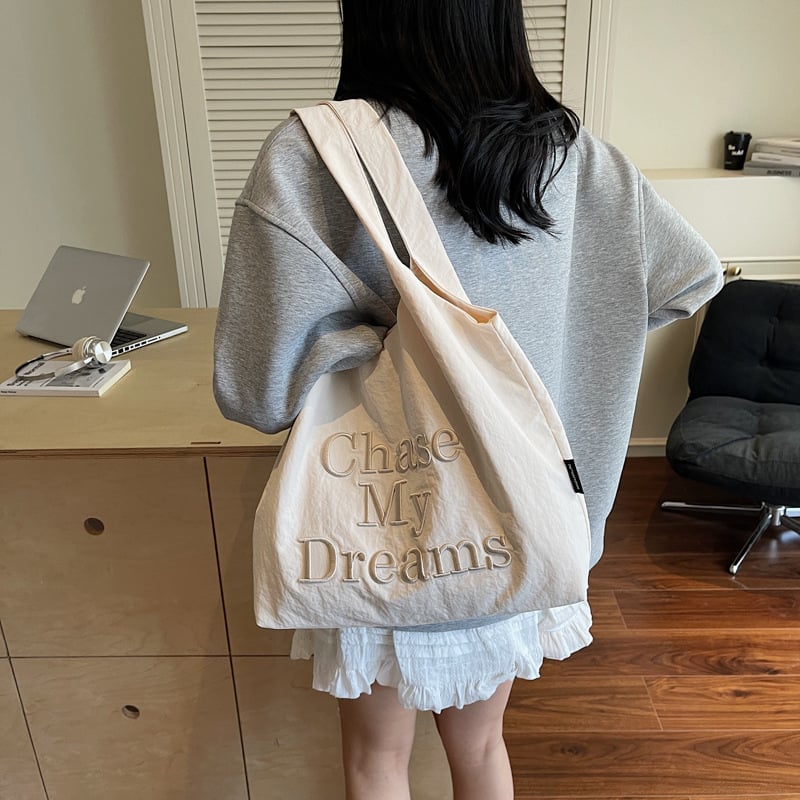 Geantă de pânză tote pentru relaxare și călătorii, căptușeală din nylon, formă orizontală pătrată, închidere cu cataramă, buzunar intern pentru telefon, o curea de umăr, Vara 2025