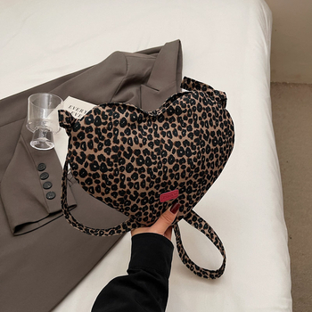 PU ramenná kabelka v tvare srdca s leopardím vzorom, zapínanie na zips a vnútorná kapsa na zips