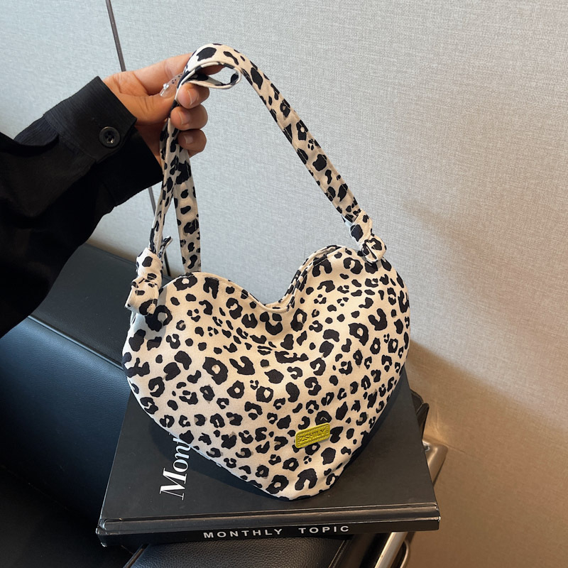 PU ramenná kabelka v tvare srdca s leopardím vzorom, zapínanie na zips a vnútorná kapsa na zips