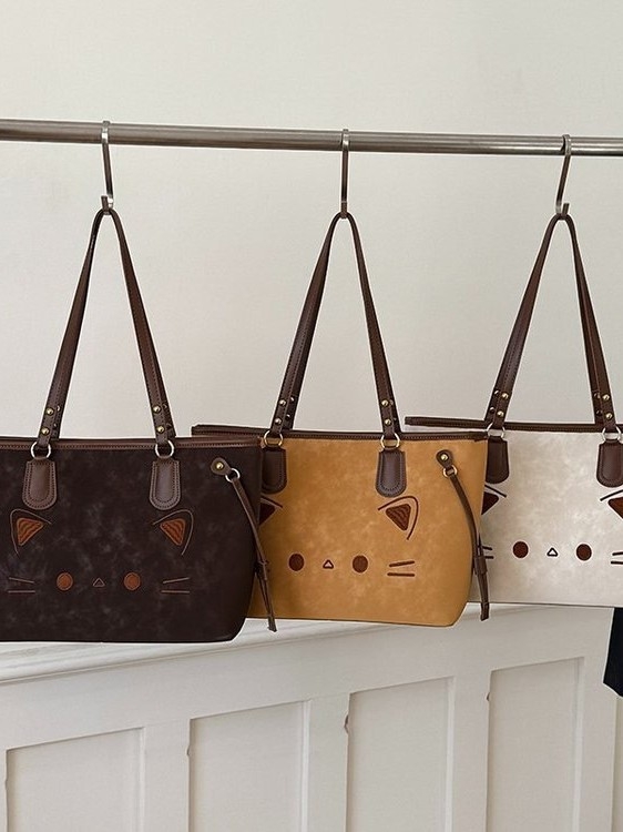 Taška cez rameno typu tote s motívom mačky, PU materiál, kapacita do 20 l, zakrivený popruh, unisex