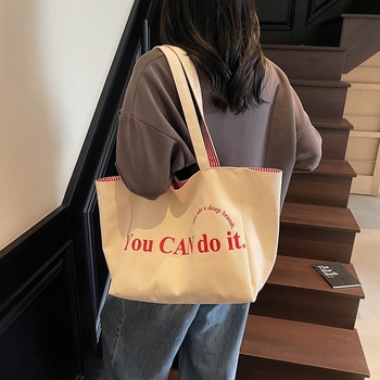 Canvas tote taška v mestskom minimalistickom štýle, horizontálne štvorcový tvar, otvorený vrch, dvojité ramienka, vnútorné vrecká na telefón a ID, podšívka z polyesteru a bavlny, značka Nido, jar 2025