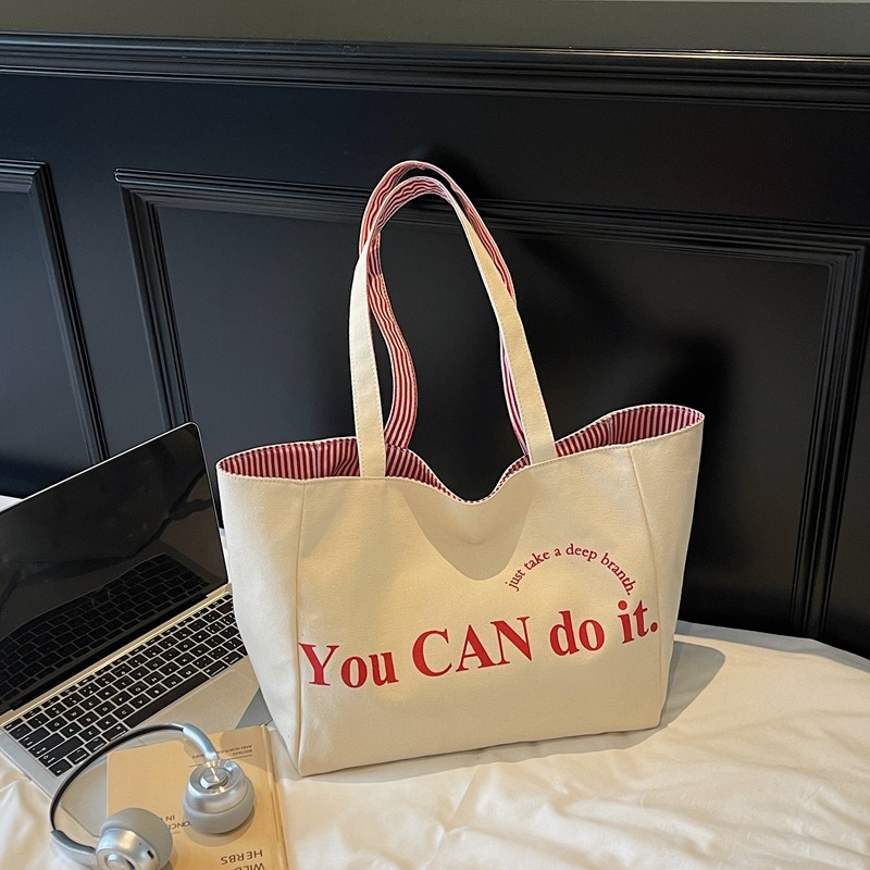 Canvas tote taška v mestskom minimalistickom štýle, horizontálne štvorcový tvar, otvorený vrch, dvojité ramienka, vnútorné vrecká na telefón a ID, podšívka z polyesteru a bavlny, značka Nido, jar 2025