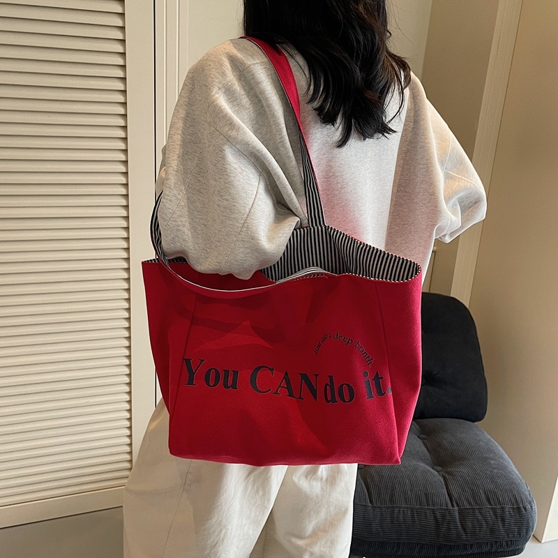 Canvas tote taška v mestskom minimalistickom štýle, horizontálne štvorcový tvar, otvorený vrch, dvojité ramienka, vnútorné vrecká na telefón a ID, podšívka z polyesteru a bavlny, značka Nido, jar 2025