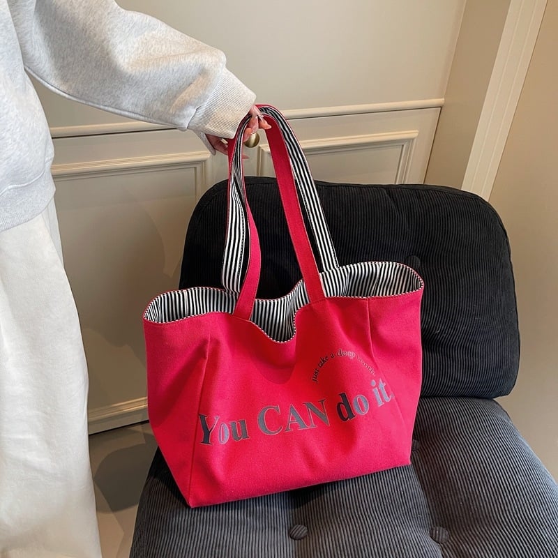 Canvas tote taška v mestskom minimalistickom štýle, horizontálne štvorcový tvar, otvorený vrch, dvojité ramienka, vnútorné vrecká na telefón a ID, podšívka z polyesteru a bavlny, značka Nido, jar 2025