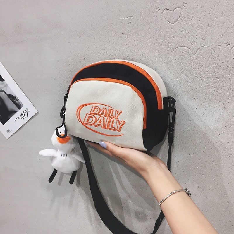 Mala platnena crossbody torbica, korejski Harajuku Ulzzang stil, kružnog oblika, kontrastne boje, 2023