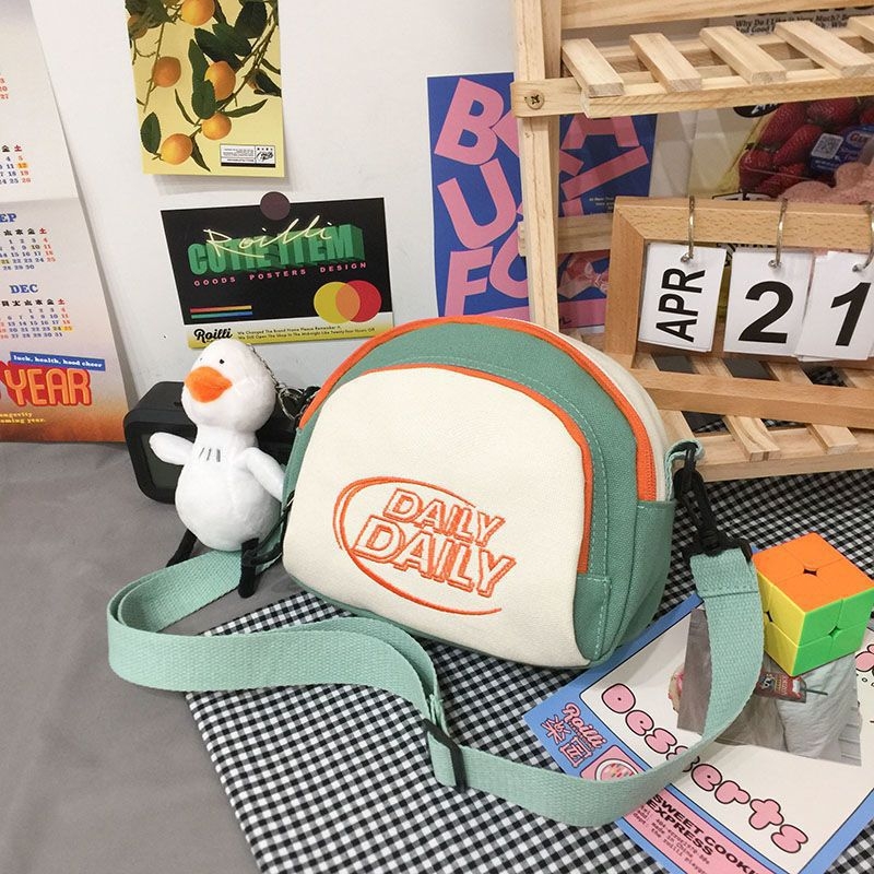 Mala platnena crossbody torbica, korejski Harajuku Ulzzang stil, kružnog oblika, kontrastne boje, 2023