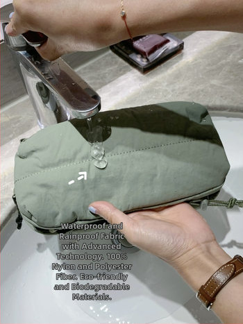 Unisex nylonová taška na fľašu s Messenger štýlom, zapínanie na zips, vnútorná zipsová kapsa