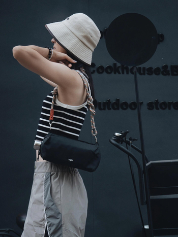 Unisex nylonová taška na fľašu s Messenger štýlom, zapínanie na zips, vnútorná zipsová kapsa