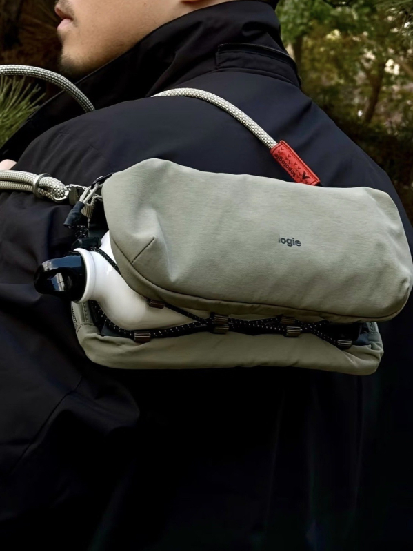 Unisex nylonová taška na fľašu s Messenger štýlom, zapínanie na zips, vnútorná zipsová kapsa