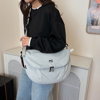 Unisex nylonová taška cez rameno v tvare dumpling so zapínaním na zipsom, vnútorné vrecko so zipsom a vrecko na telefón