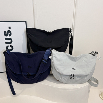 Unisex nylonová taška cez rameno v tvare dumpling so zapínaním na zipsom, vnútorné vrecko so zipsom a vrecko na telefón