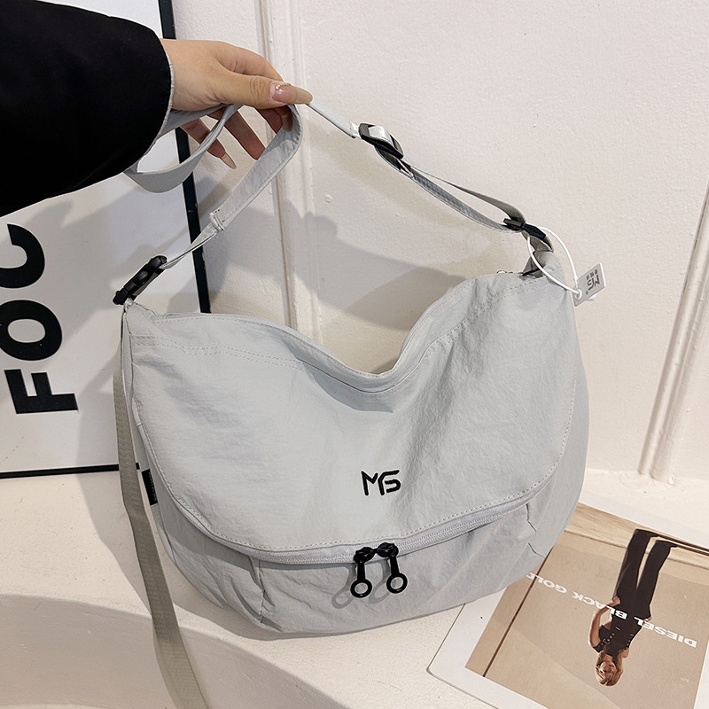 Unisex nylonová taška cez rameno v tvare dumpling so zapínaním na zipsom, vnútorné vrecko so zipsom a vrecko na telefón