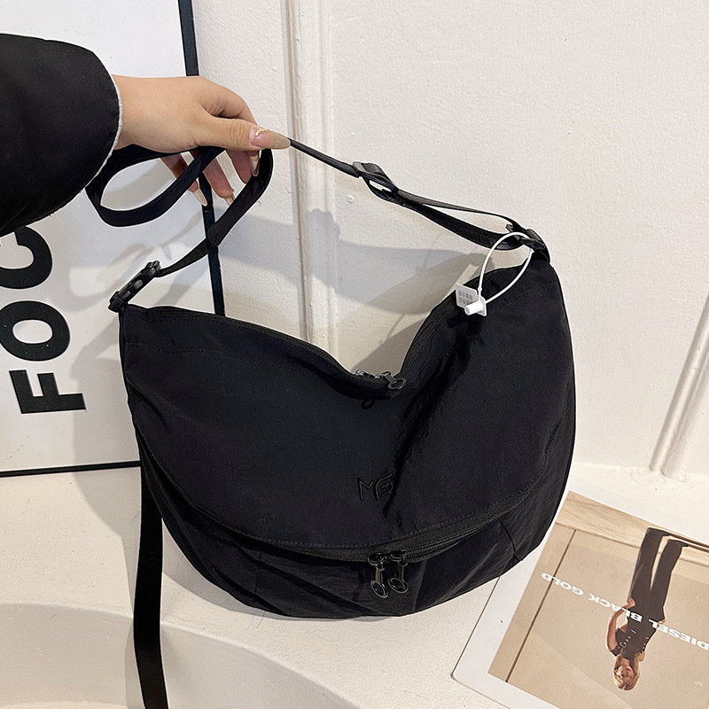 Unisex nylonová taška cez rameno v tvare dumpling so zapínaním na zipsom, vnútorné vrecko so zipsom a vrecko na telefón