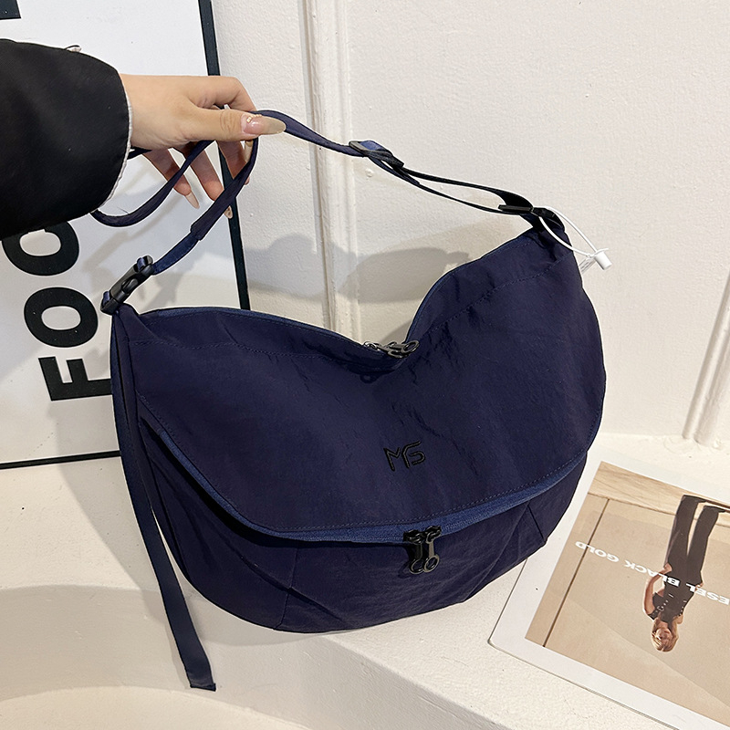 Unisex nylonová taška cez rameno v tvare dumpling so zapínaním na zipsom, vnútorné vrecko so zipsom a vrecko na telefón