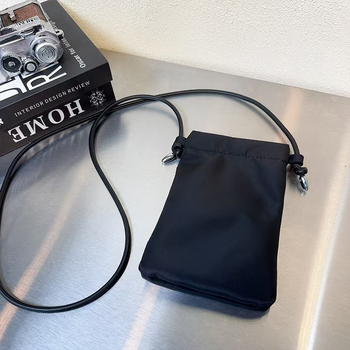 Nylonová crossbody taška s vreckom na telefón, vertikálny štvorcový tvar, magnetické zapínanie, skrytá kapsa na zips, mestský jednoduchý štýl