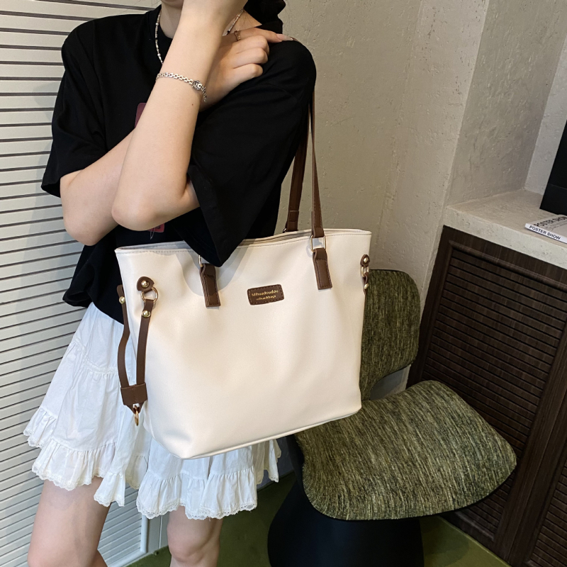 Dámska tote kabelka, PU materiál, horizontálny štvorcový tvar, zipsové zatváranie, vnútorná kapsa na zips, podšívka z polyesteru, jeseň 2025