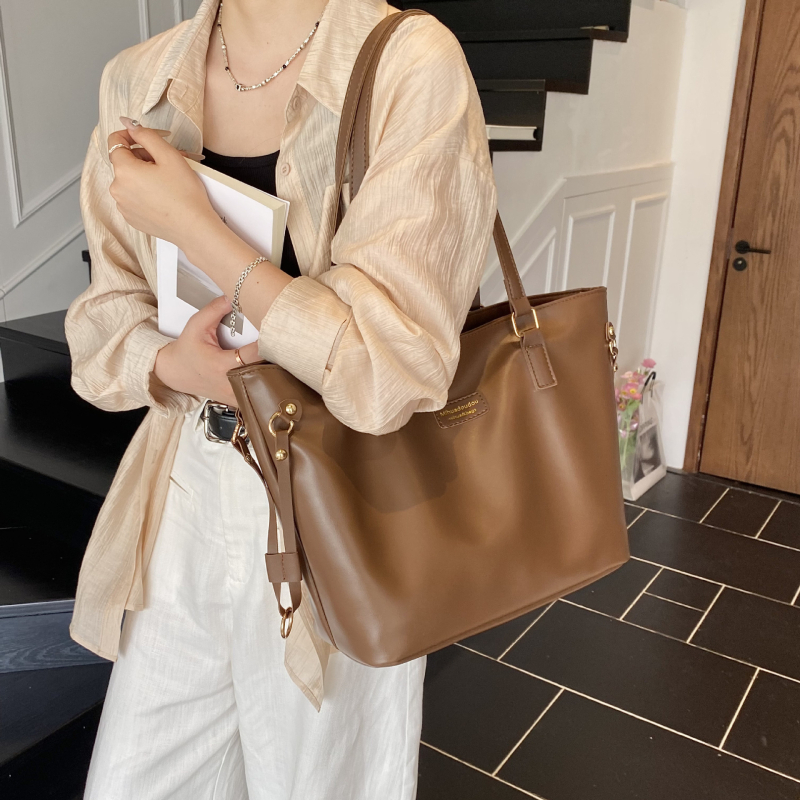 Dámska tote kabelka, PU materiál, horizontálny štvorcový tvar, zipsové zatváranie, vnútorná kapsa na zips, podšívka z polyesteru, jeseň 2025