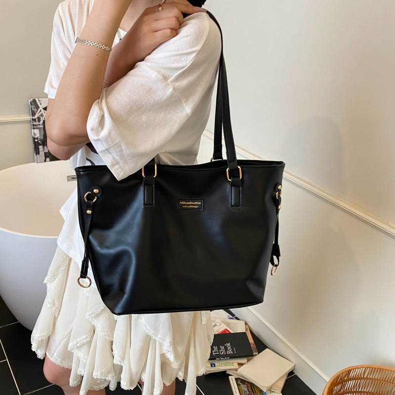 Dámska tote kabelka, PU materiál, horizontálny štvorcový tvar, zipsové zatváranie, vnútorná kapsa na zips, podšívka z polyesteru, jeseň 2025