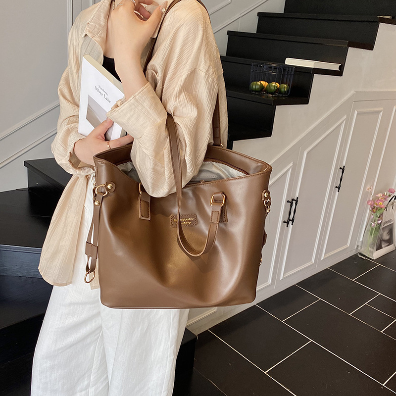 Dámska tote kabelka, PU materiál, horizontálny štvorcový tvar, zipsové zatváranie, vnútorná kapsa na zips, podšívka z polyesteru, jeseň 2025