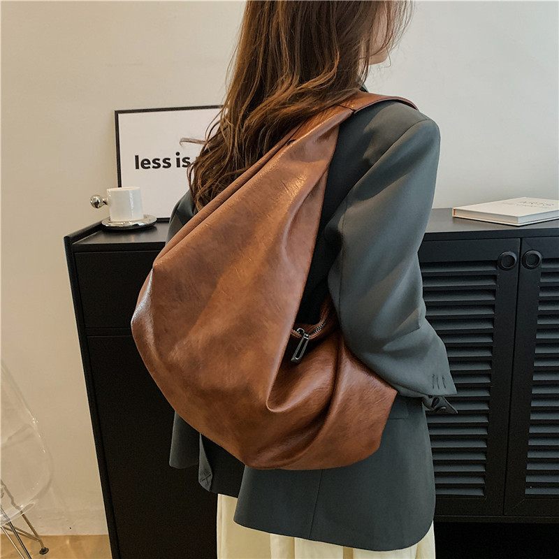 Yavanga Ženska torbica preko ramena — PU koža, dumpling oblik, zatvarač, unutarnji džep sa zatvaračem