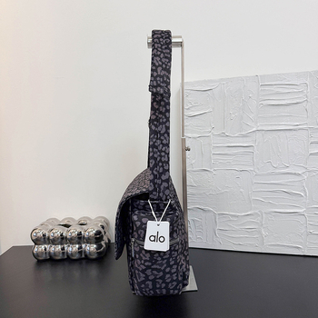 Taška cez rameno z plátna s leopardím vzorom, pre ženy, mestský štýl, vrecko na telefón a dokumenty, trojrozmerný dizajn, otváranie s krytom, polyesterová podšívka