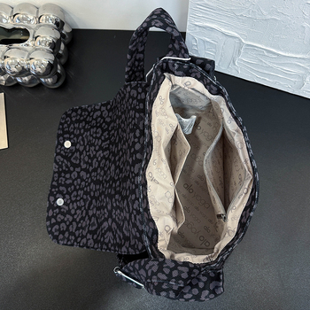 Taška cez rameno z plátna s leopardím vzorom, pre ženy, mestský štýl, vrecko na telefón a dokumenty, trojrozmerný dizajn, otváranie s krytom, polyesterová podšívka