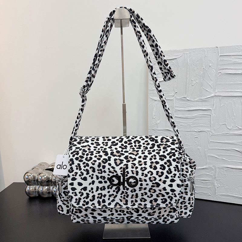 Taška cez rameno z plátna s leopardím vzorom, pre ženy, mestský štýl, vrecko na telefón a dokumenty, trojrozmerný dizajn, otváranie s krytom, polyesterová podšívka