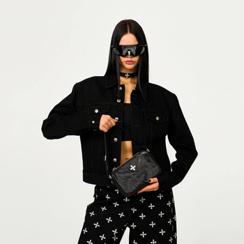 PU bőr crossbody táska Cross Badge, városi stílus, cipzáras zárás, belső zsebek