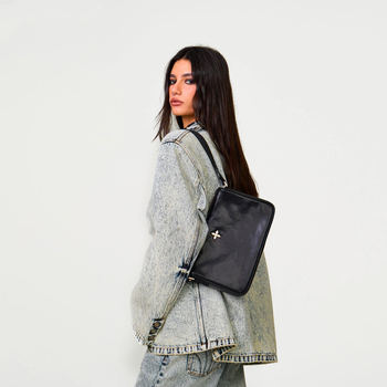 PU bőr crossbody táska Cross Badge, városi stílus, cipzáras zárás, belső zsebek