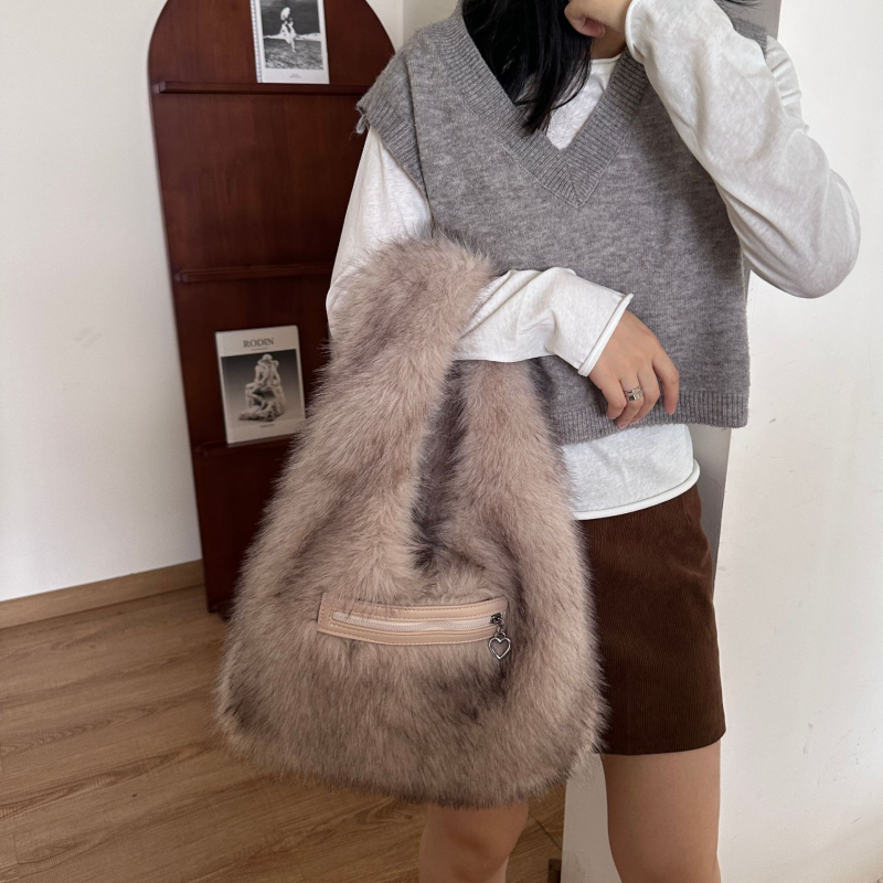 Plyšová taška cez rameno v ulicom štýle – nišový dizajn, roztomilá crossbody taška pre ženy, vysoká kvalita