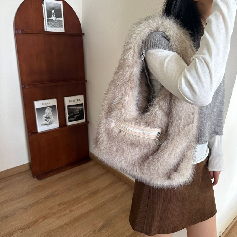 Plyšová taška cez rameno v ulicom štýle – nišový dizajn, roztomilá crossbody taška pre ženy, vysoká kvalita