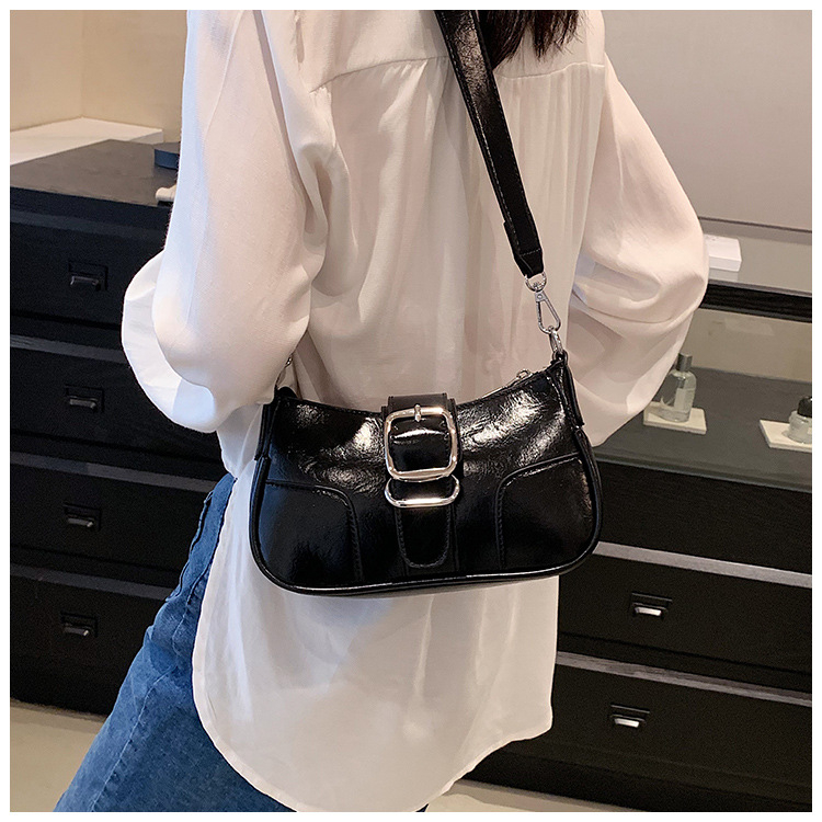 Torba za ramena s lancem, PU materijal, trodimenzionalni oblik, unutarnja pretinica za telefon, zatvaranje zipom