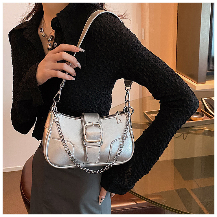 Torba za ramena s lancem, PU materijal, trodimenzionalni oblik, unutarnja pretinica za telefon, zatvaranje zipom