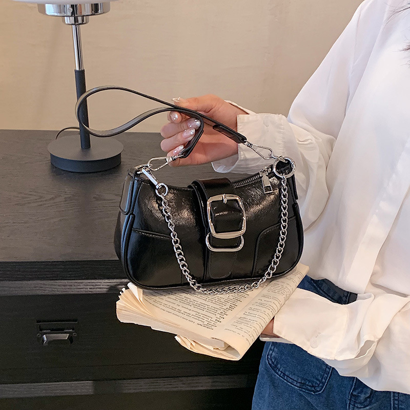 Torba za ramena s lancem, PU materijal, trodimenzionalni oblik, unutarnja pretinica za telefon, zatvaranje zipom