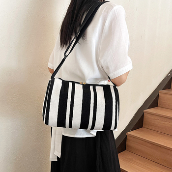 Dámska crossbody taška - plátená, trojdimenzný dizajn, zips, polyesterová podšívka, vnútorná kapsa na telefón