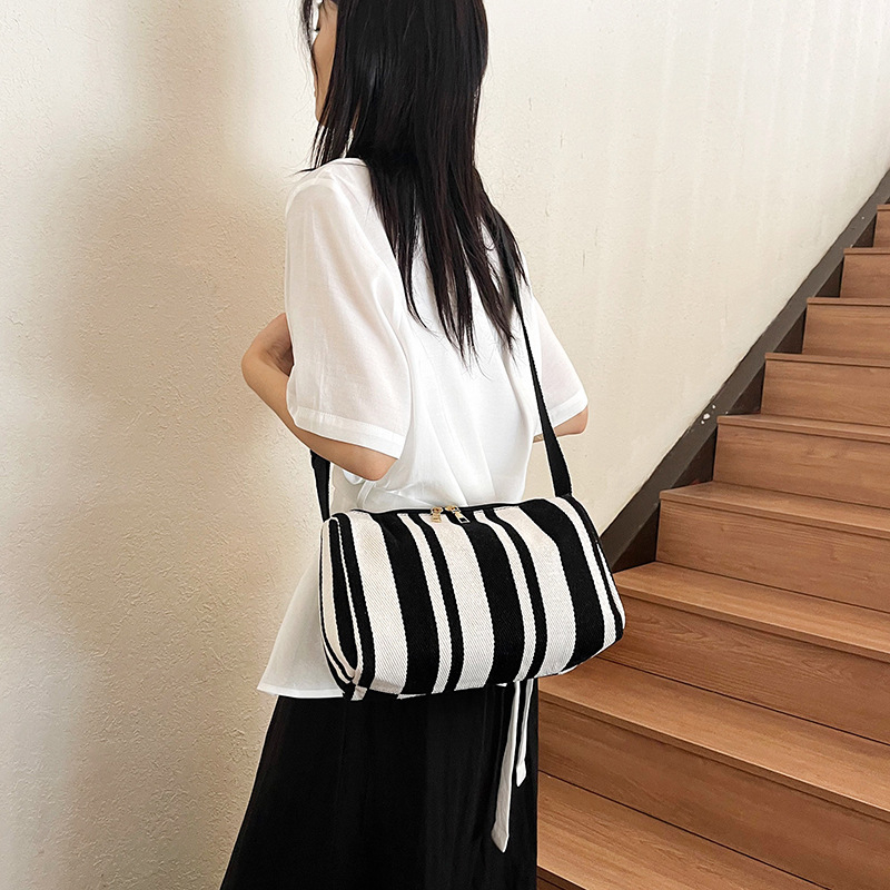 Dámska crossbody taška - plátená, trojdimenzný dizajn, zips, polyesterová podšívka, vnútorná kapsa na telefón