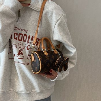 Crossbody taška cylindrického tvaru z PU, zips, vrecko na telefón, street style