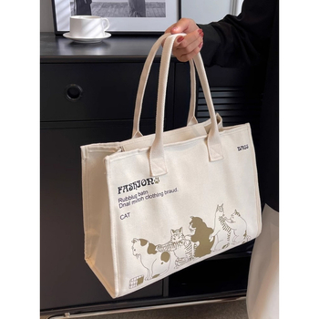 Taška tote z polyesteru, nylonová podšívka, zapínanie na zips, štýl mix and match.