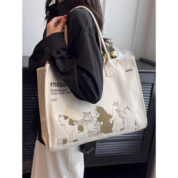 Taška tote z polyesteru, nylonová podšívka, zapínanie na zips, štýl mix and match.