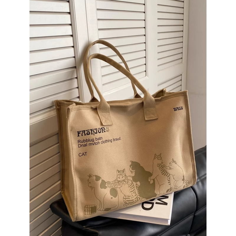 Taška tote z polyesteru, nylonová podšívka, zapínanie na zips, štýl mix and match.