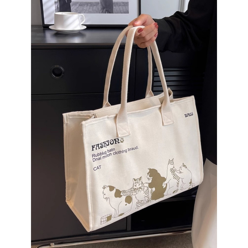 Taška tote z polyesteru, nylonová podšívka, zapínanie na zips, štýl mix and match.