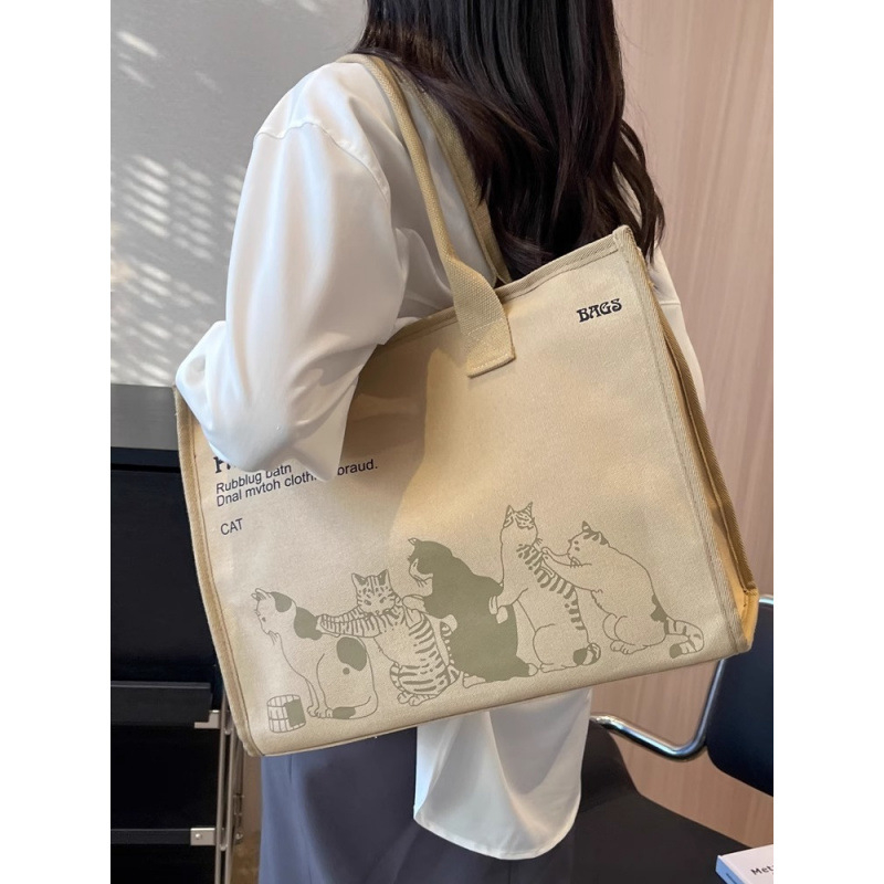 Taška tote z polyesteru, nylonová podšívka, zapínanie na zips, štýl mix and match.