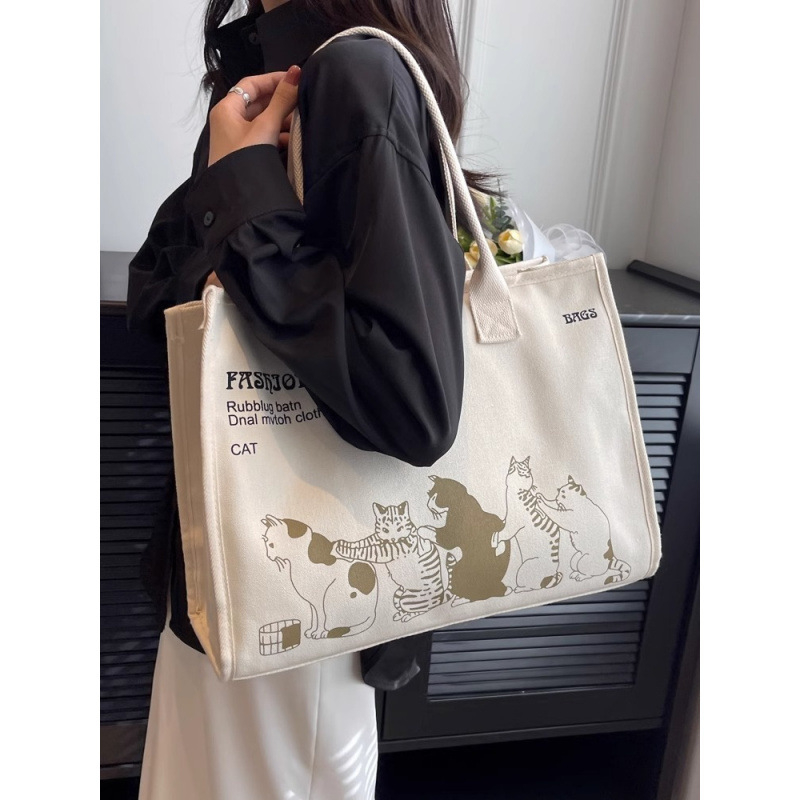 Taška tote z polyesteru, nylonová podšívka, zapínanie na zips, štýl mix and match.