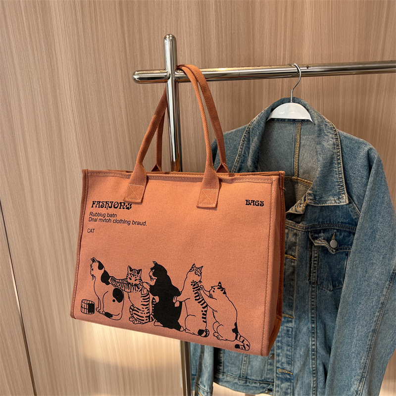 Taška tote z polyesteru, nylonová podšívka, zapínanie na zips, štýl mix and match.