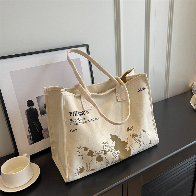 Taška tote z polyesteru, nylonová podšívka, zapínanie na zips, štýl mix and match.