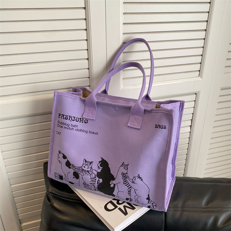 Taška tote z polyesteru, nylonová podšívka, zapínanie na zips, štýl mix and match.