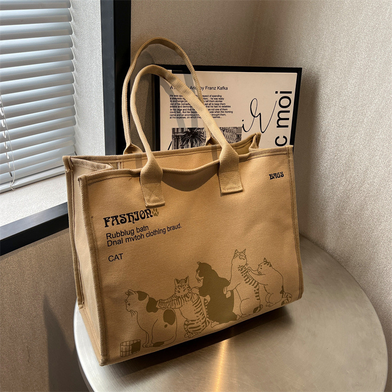 Taška tote z polyesteru, nylonová podšívka, zapínanie na zips, štýl mix and match.