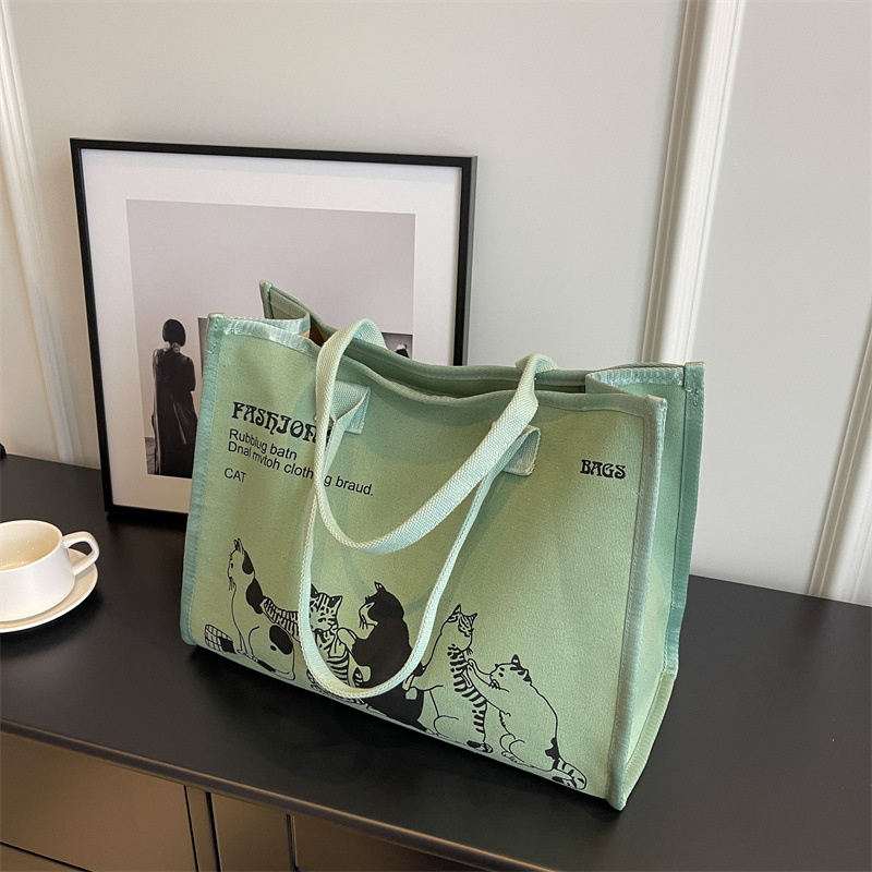 Taška tote z polyesteru, nylonová podšívka, zapínanie na zips, štýl mix and match.