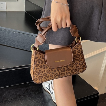 Dámska crossbody taška | semiš, horizontálne štvorcový tvar, zapínanie na zips; vnútorné priehradky: zipsová kapsa, kapsa na telefón, kapsa na dokumenty; podšívka polyester